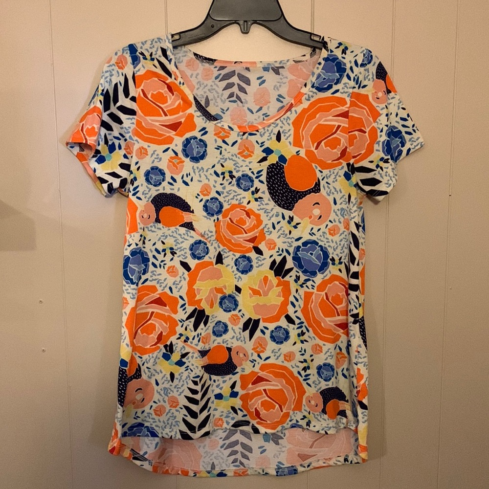 NWOT Women’s Small Lularoe classic tee